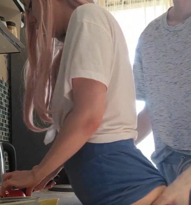 STEP SIS GETS UNEXPECTED ANAL FUCK IN THE KITCHEN! - FullHD - EstieKay (2020)