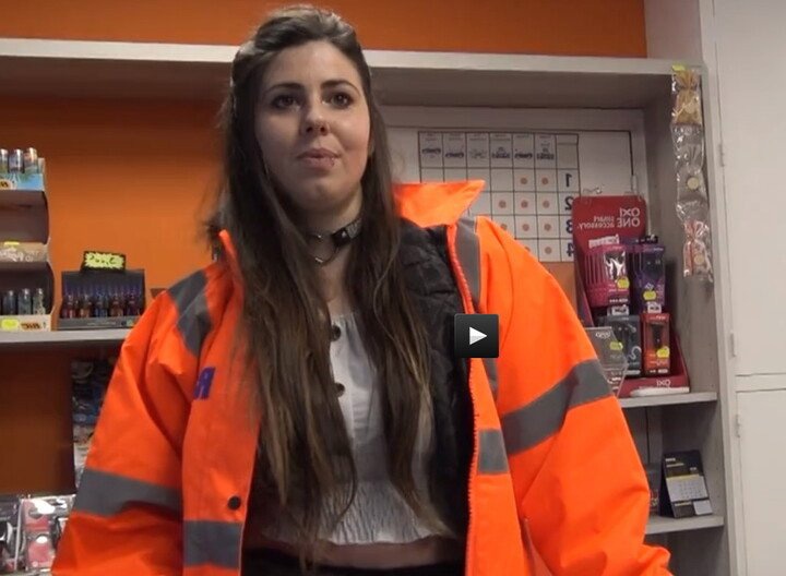 Aude 25 Employee Of A Gas Station In Aubagne - HD - JacquieEtMichelTV, Indecentes-Voisines (2020)
