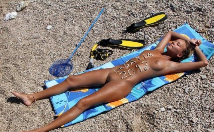 Clover - Nude On The Beach - HD - Amateurporn (2020)