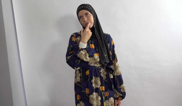 Holly Molly - Sexy Holly Molly in hijab wants some photos - FullHD (2024)